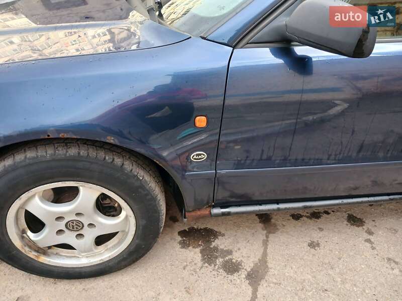 Седан Audi A4 1998 в Херсоне