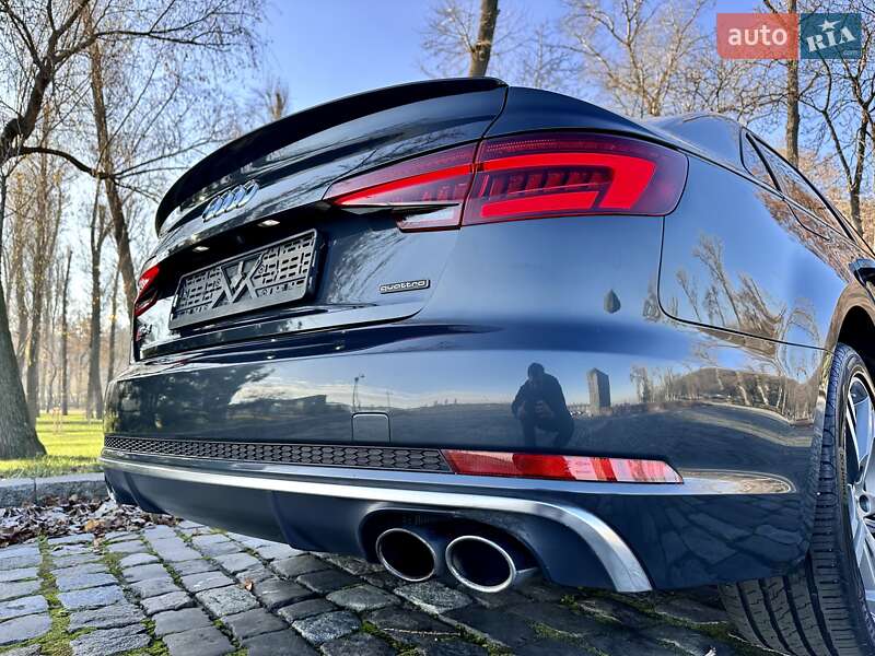 Седан Audi A4 2018 в Киеве