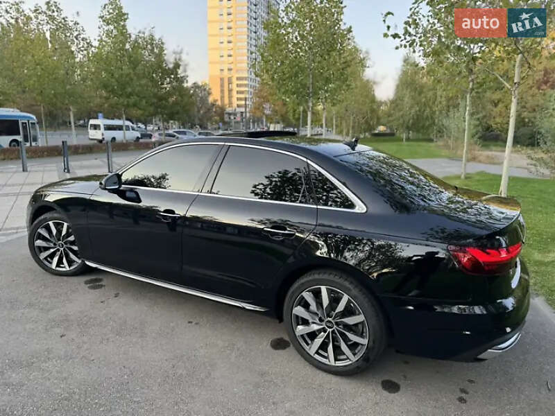 Седан Audi A4 2022 в Львові