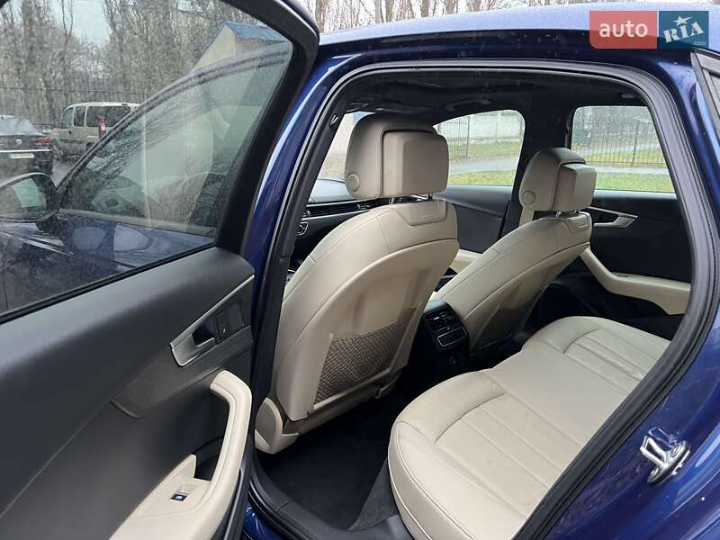 Седан Audi A4 2016 в Киеве