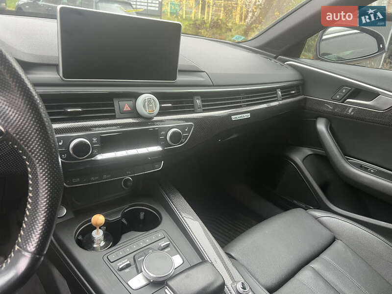 Седан Audi A4 2017 в Ужгороде