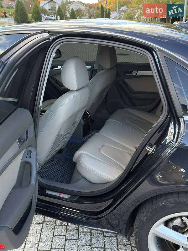 Седан Audi A4 2012 в Львове