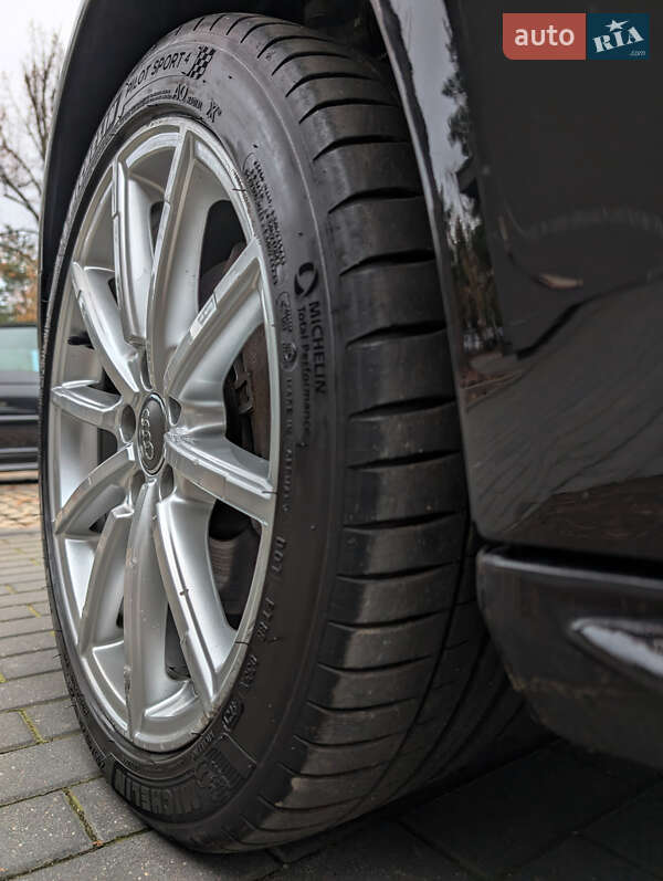 Седан Audi A4 2015 в Львове