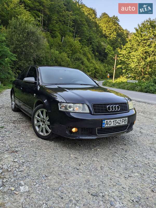 Седан Audi A4 2002 в Рахове