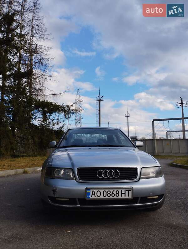 Седан Audi A4 1996 в Верховине