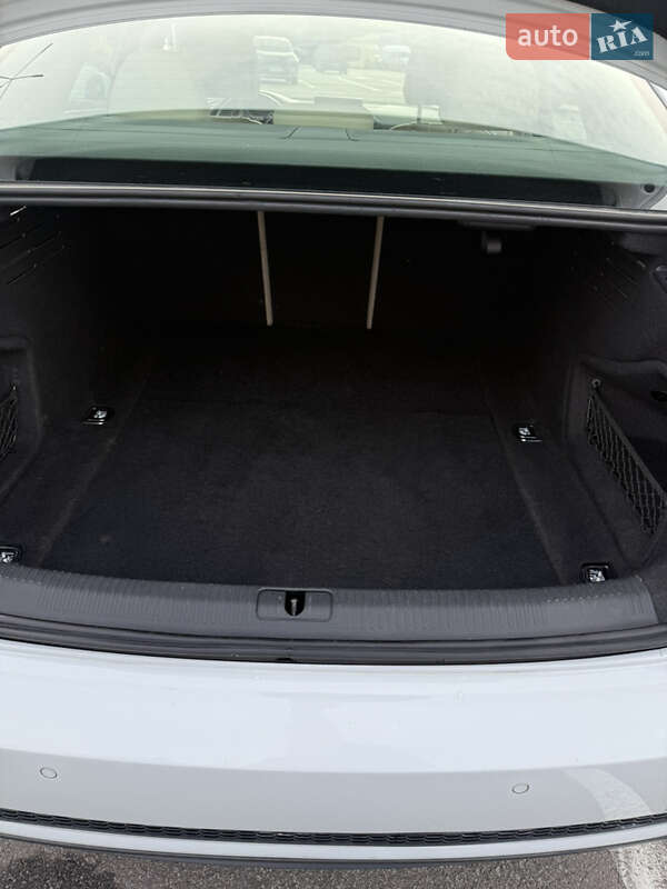 Седан Audi A4 2017 в Киеве
