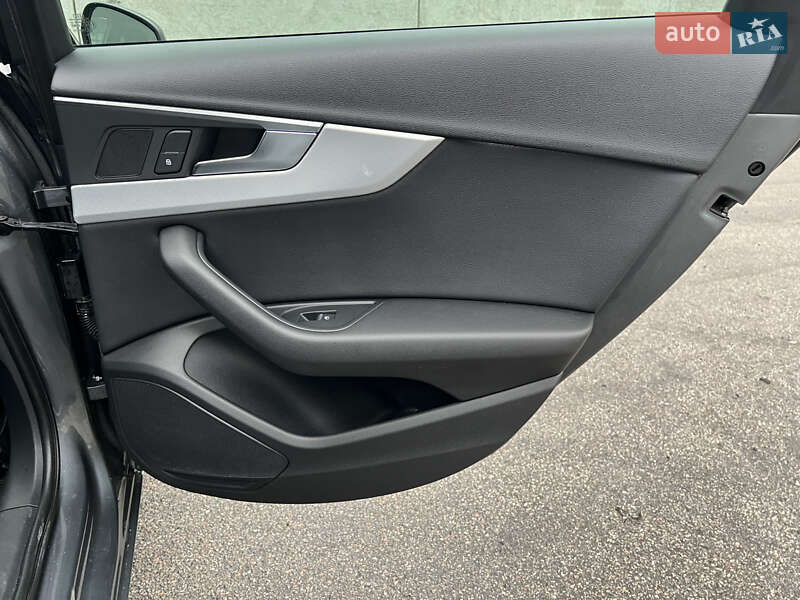 Седан Audi A4 2016 в Киеве