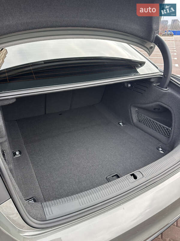 Седан Audi A4 2023 в Киеве