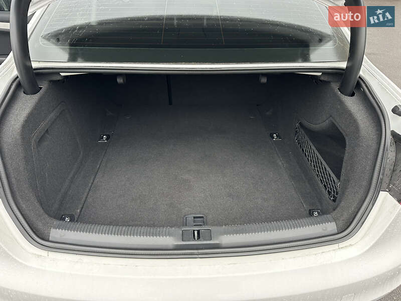 Седан Audi A4 2015 в Виннице