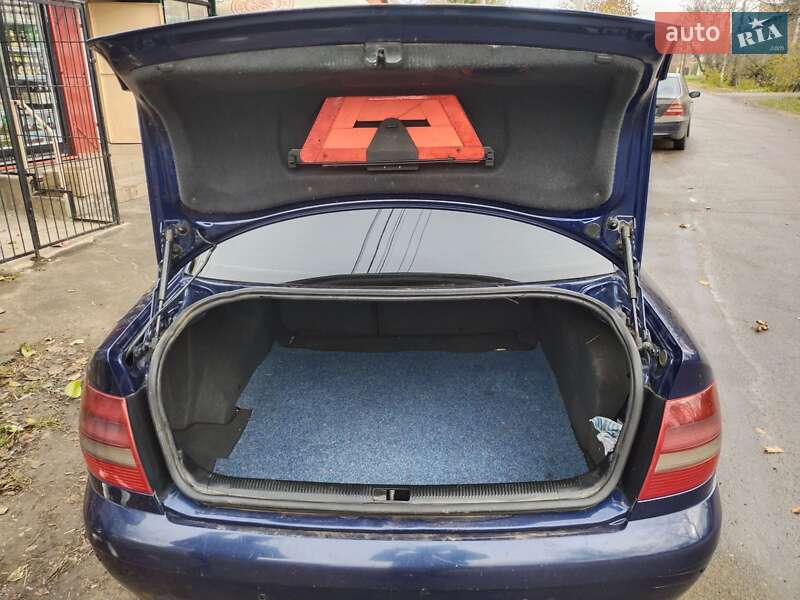 Седан Audi A4 2000 в Роздільній