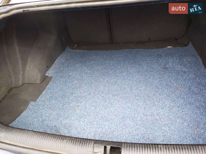 Седан Audi A4 2000 в Роздільній