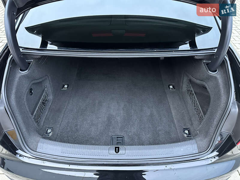 Седан Audi A4 2018 в Мукачево