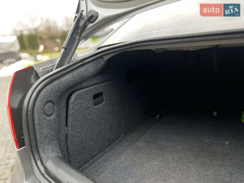 Седан Audi A4 2003 в Жовкві