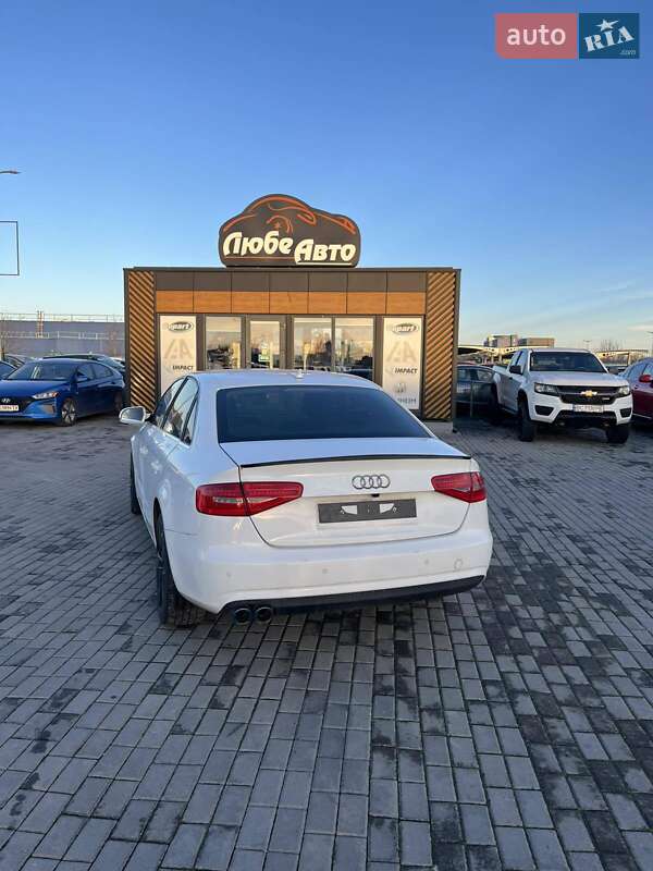 Седан Audi A4 2014 в Львове