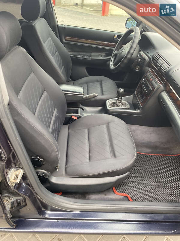 Седан Audi A4 1996 в Нововолынске