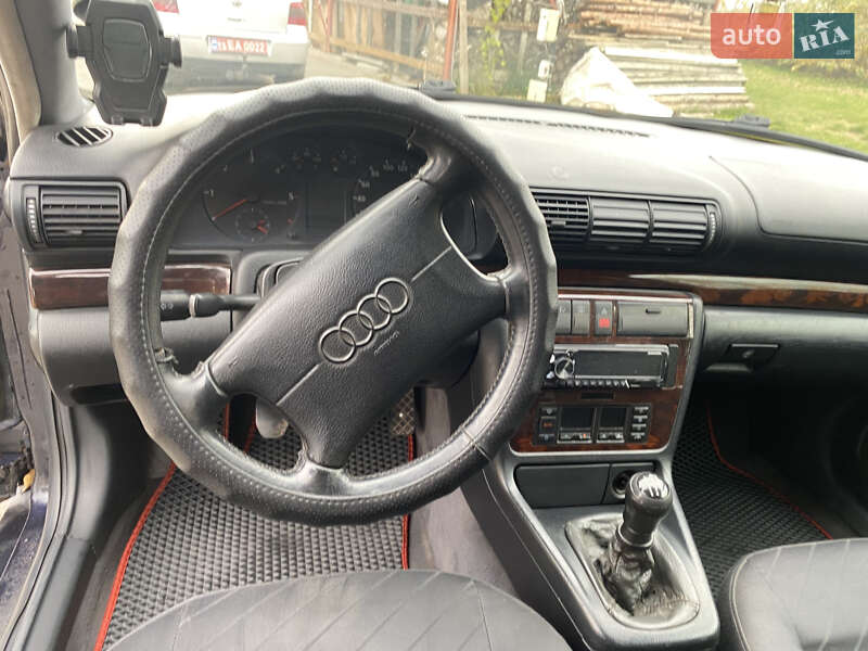 Седан Audi A4 1996 в Нововолынске