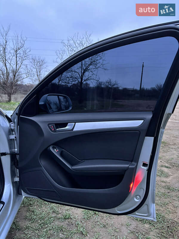 Седан Audi A4 2012 в Кривом Роге