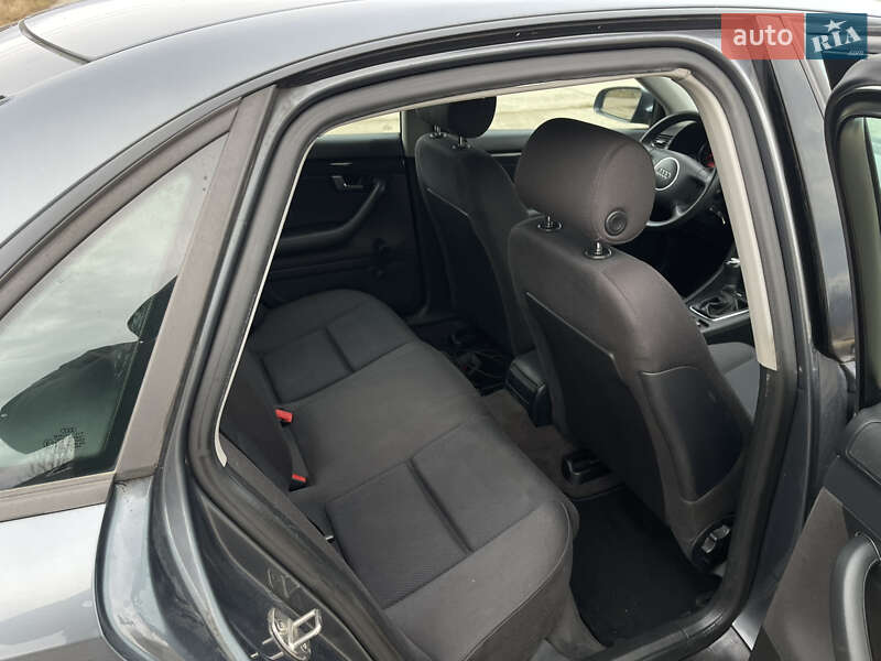 Седан Audi A4 2003 в Надворной