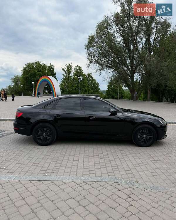 Седан Audi A4 2015 в Львове