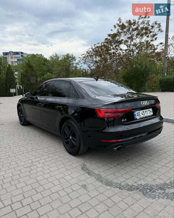 Седан Audi A4 2015 в Львове