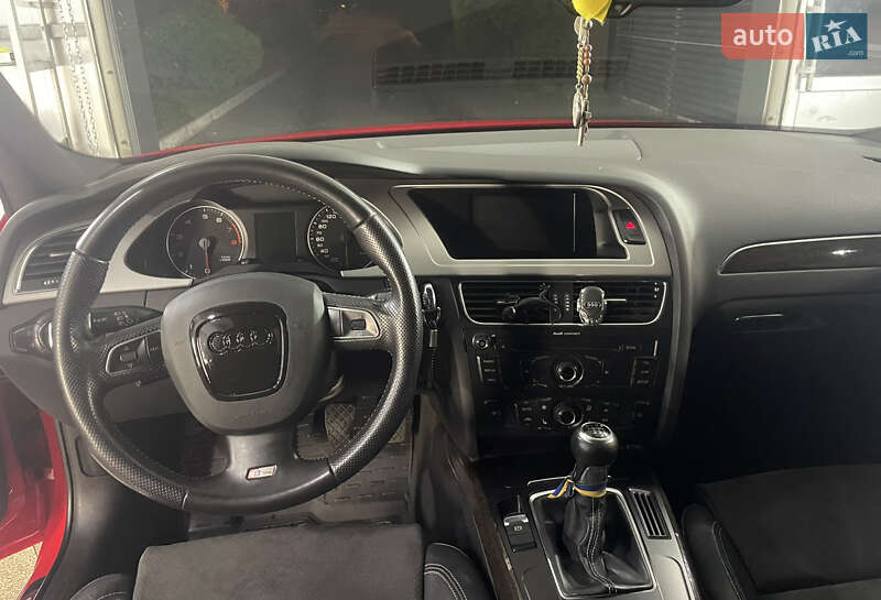 Седан Audi A4 2011 в Новояворовске