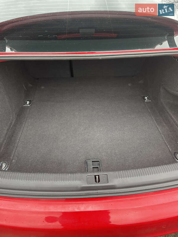 Седан Audi A4 2011 в Новояворовске