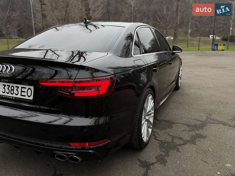 Седан Audi A4 2016 в Киеве