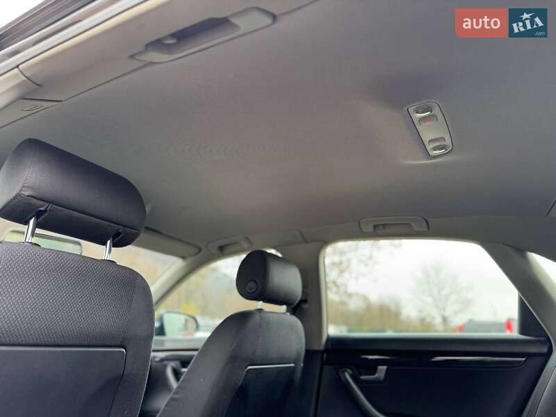 Седан Audi A4 2003 в Долине