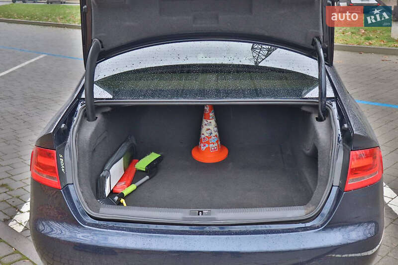 Седан Audi A4 2011 в Львове