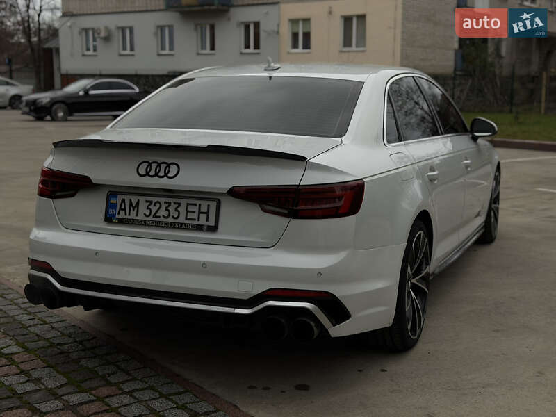 Седан Audi A4 2015 в Коростене