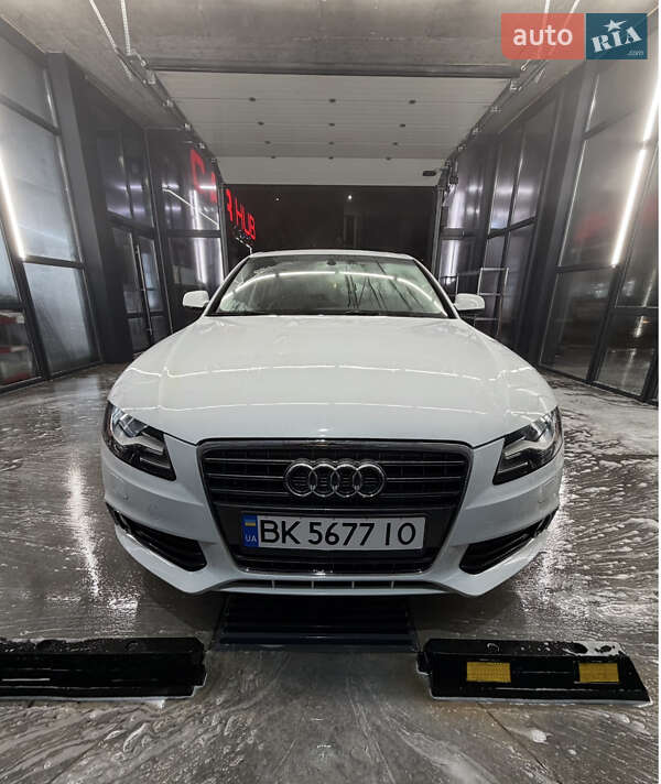 Седан Audi A4 2011 в Ровно