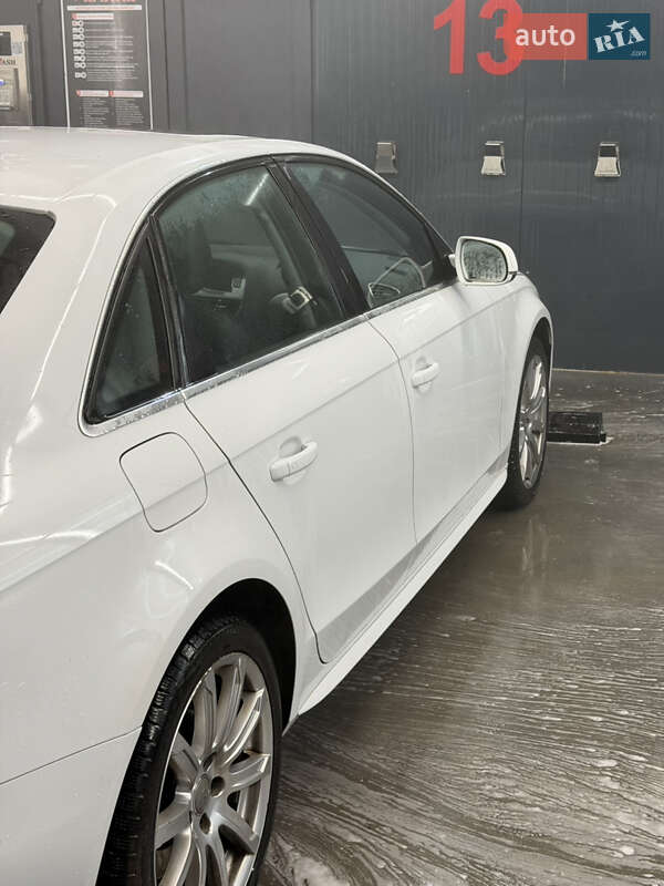 Седан Audi A4 2011 в Ровно