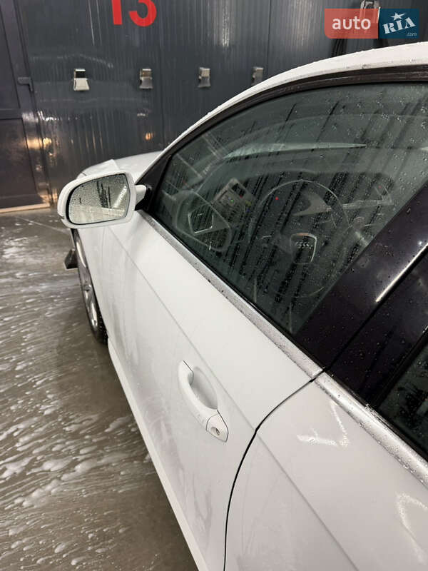 Седан Audi A4 2011 в Ровно