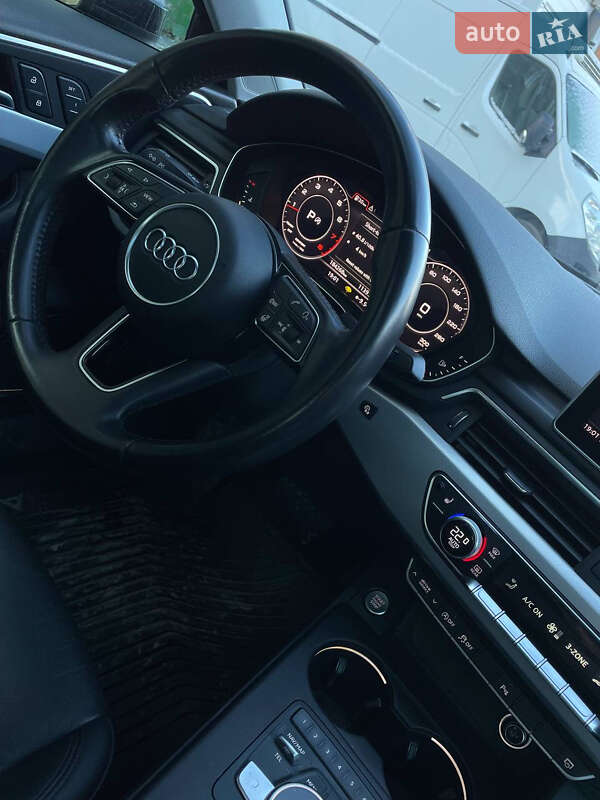 Седан Audi A4 2016 в Кореці