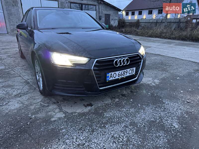 Седан Audi A4 2018 в Ужгороде