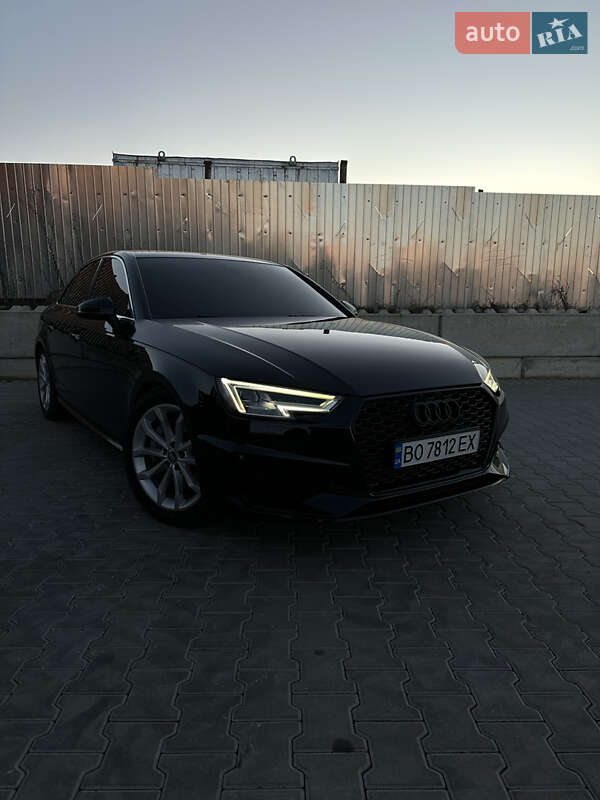 Седан Audi A4 2018 в Волочиську