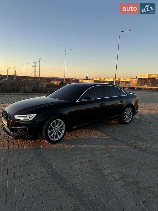 Седан Audi A4 2018 в Волочиську