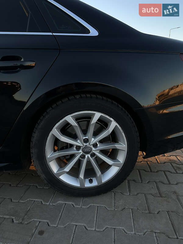 Седан Audi A4 2018 в Волочиську