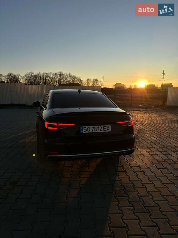 Седан Audi A4 2018 в Волочиську