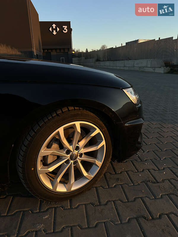 Седан Audi A4 2018 в Волочиську