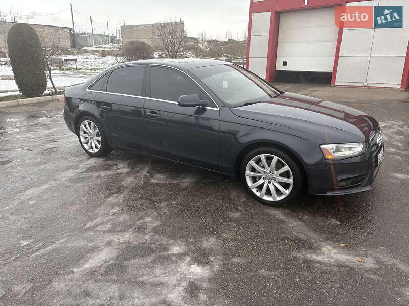 Седан Audi A4 2012 в Южноукраинске