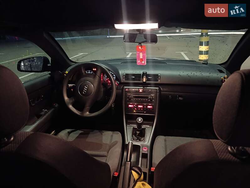 Седан Audi A4 2004 в Луцке