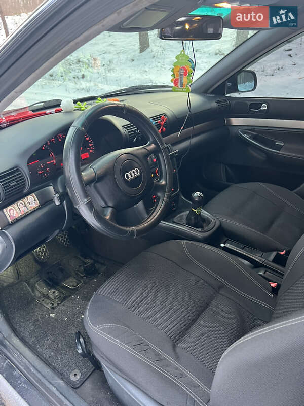 Седан Audi A4 1998 в Дубровице