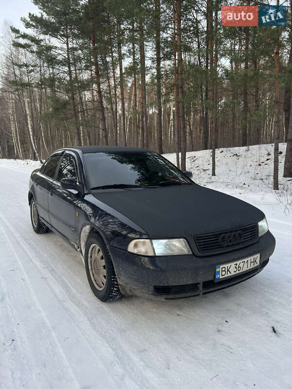 Седан Audi A4 1998 в Дубровице