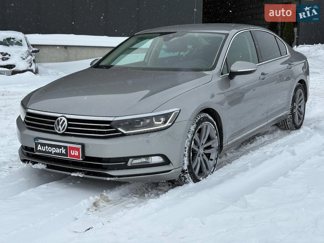 Код товара: 74137

Можливий обмін на будь-яке авто (Trade-in), питання з обміну виключно за телефоном.
Компанія "Автопарк" гарантує професійний супровід угоди та її безпеку.

Надаємо кредит та лізинг на вигідних умовах. Можливе дострокове погашення.

Повну інформацію дивіться у нас на сайті.

Audi A4 з пробігом 134 000 км — елегантний та практичний седан із переднім приводом і варіаторною коробкою Multitronic, пригнаний зі США. Автомобіль поєднує в собі німецьку якість, динаміку та комфорт для щоденних поїздок та подорожей. Двигун працює рівно й тихо, забезпечує хорошу реакцію на педаль газу та економічну витрату пального. Варіатор Multitronic забезпечує плавні передачі без ривків, а передній привід гарантує передбачувану поведінку на дорозі в більшості умов. Салон доглянутий, все працює коректно — клімат-контроль, електрика, мультимедіа. Ходова частина без сторонніх шумів, автомобіль технічно справний і не потребує додаткових вкладень. Audi A4 стане чудовим вибором для тих, хто цінує якість, комфорт та надійність у щоденному використанні.