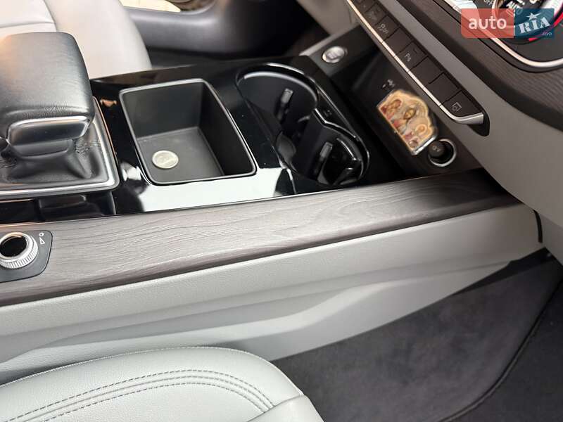 Седан Audi A4 2023 в Виннице