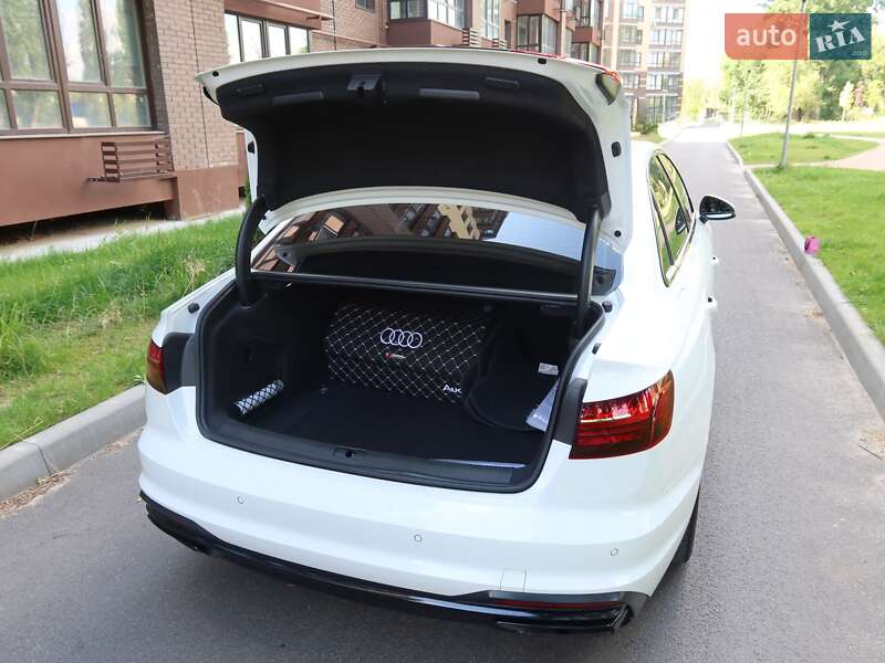 Седан Audi A4 2022 в Киеве