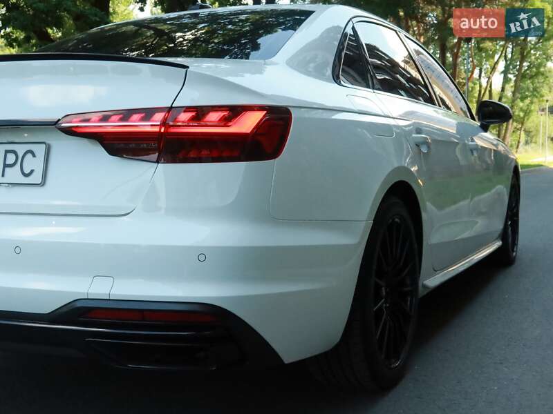 Седан Audi A4 2022 в Киеве