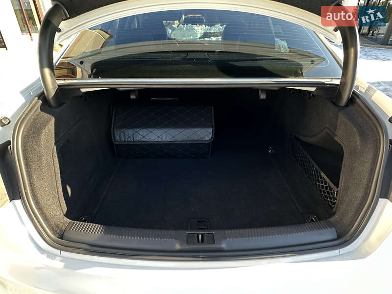 Седан Audi A4 2015 в Стрые