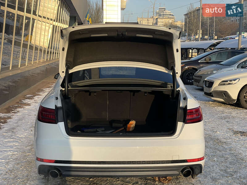 Седан Audi A4 2016 в Киеве